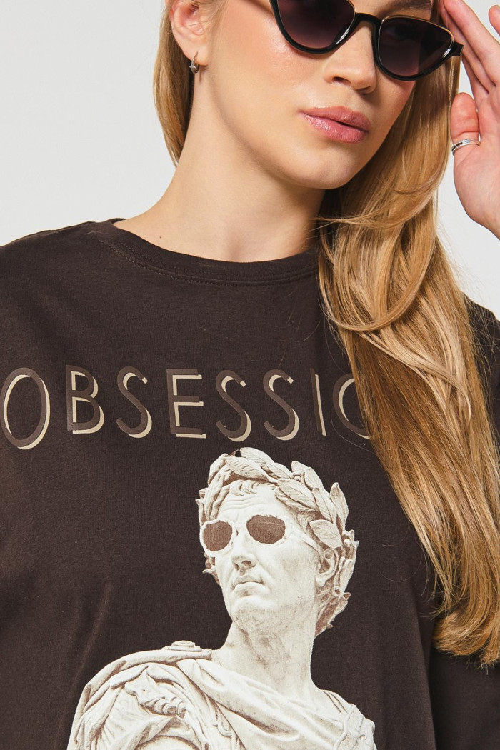 Camiseta café oversize manga corta con escultura artística