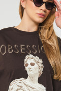 Camiseta café oversize manga corta con escultura artística