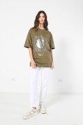 Camiseta verde oversize manga corta con estampado cósmico