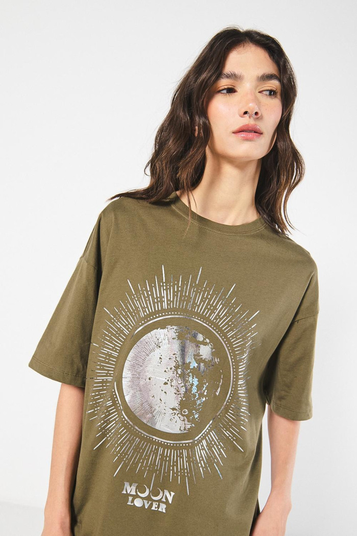 Camiseta verde oversize manga corta con estampado cósmico