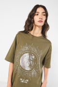 Camiseta verde oversize manga corta con estampado cósmico