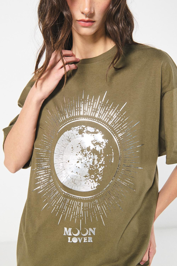Camiseta verde oversize manga corta con estampado cósmico