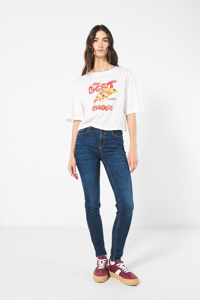 Camiseta oversize crop top crema con diseño de pizza
