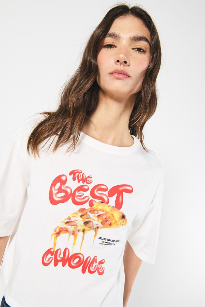 Camiseta oversize crop top crema con diseño de pizza
