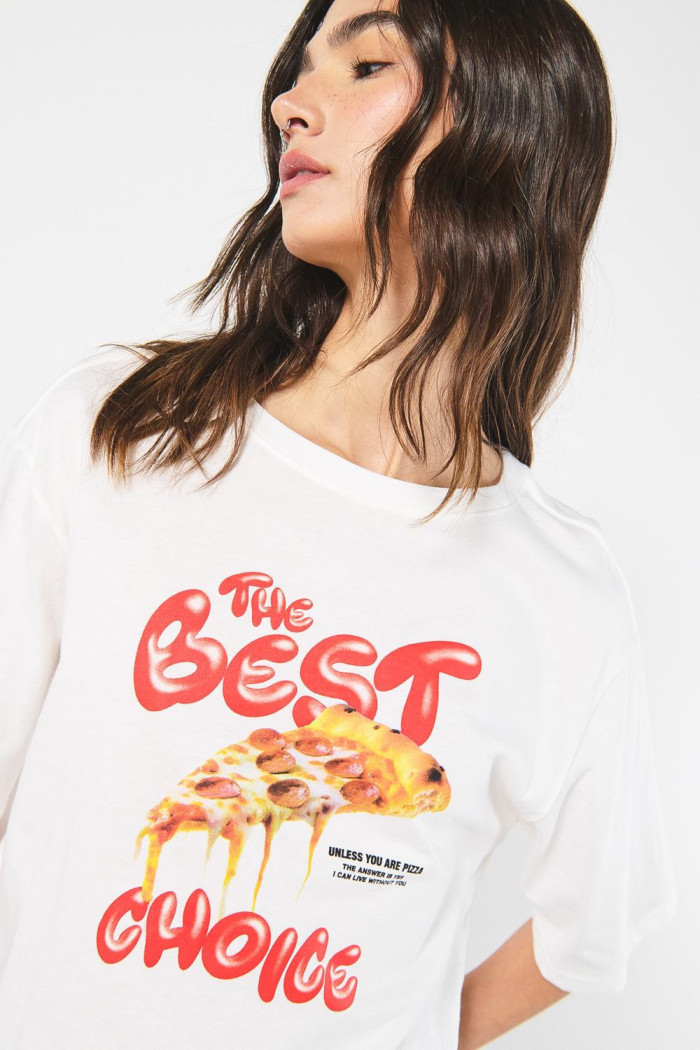 Camiseta oversize crop top crema con diseño de pizza