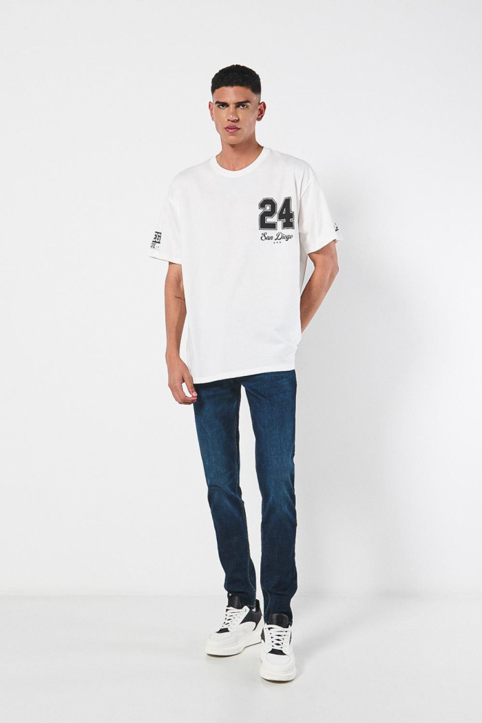 Camiseta crema oversize manga corta con diseños college