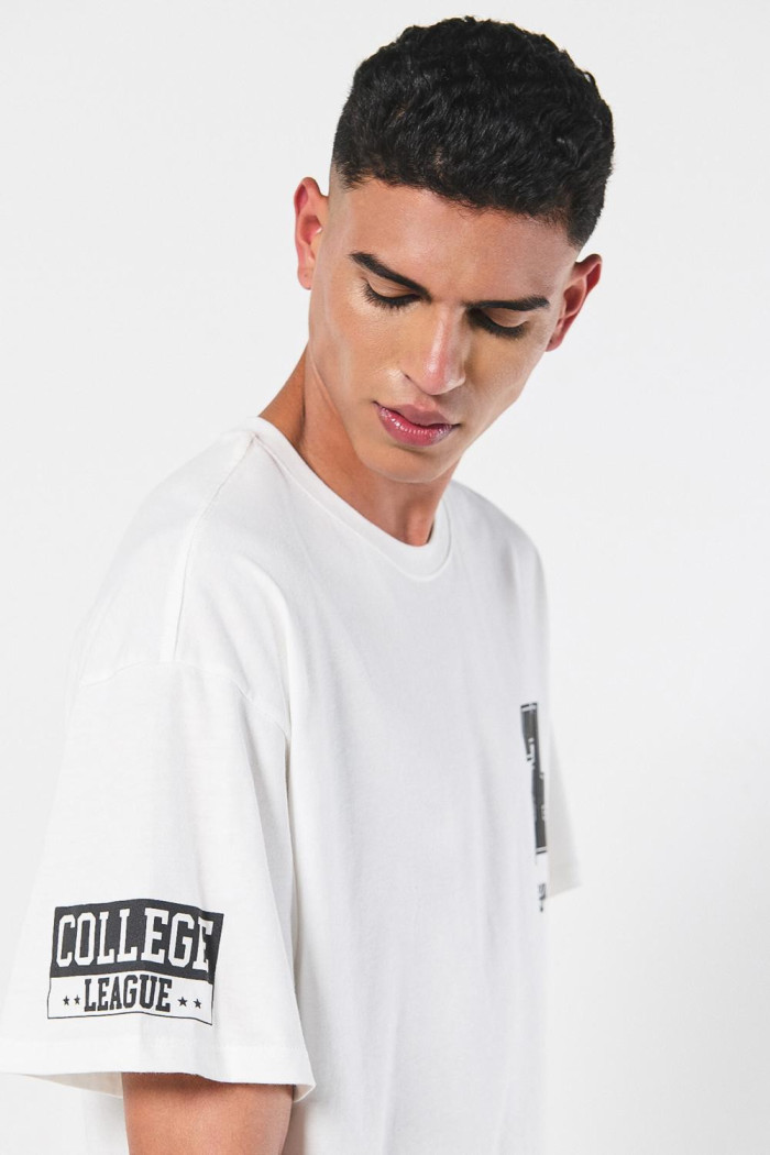 Camiseta crema oversize manga corta con diseños college