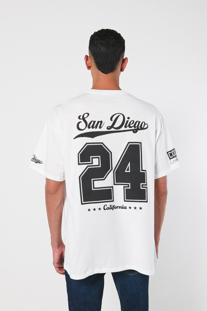Camiseta crema oversize manga corta con diseños college