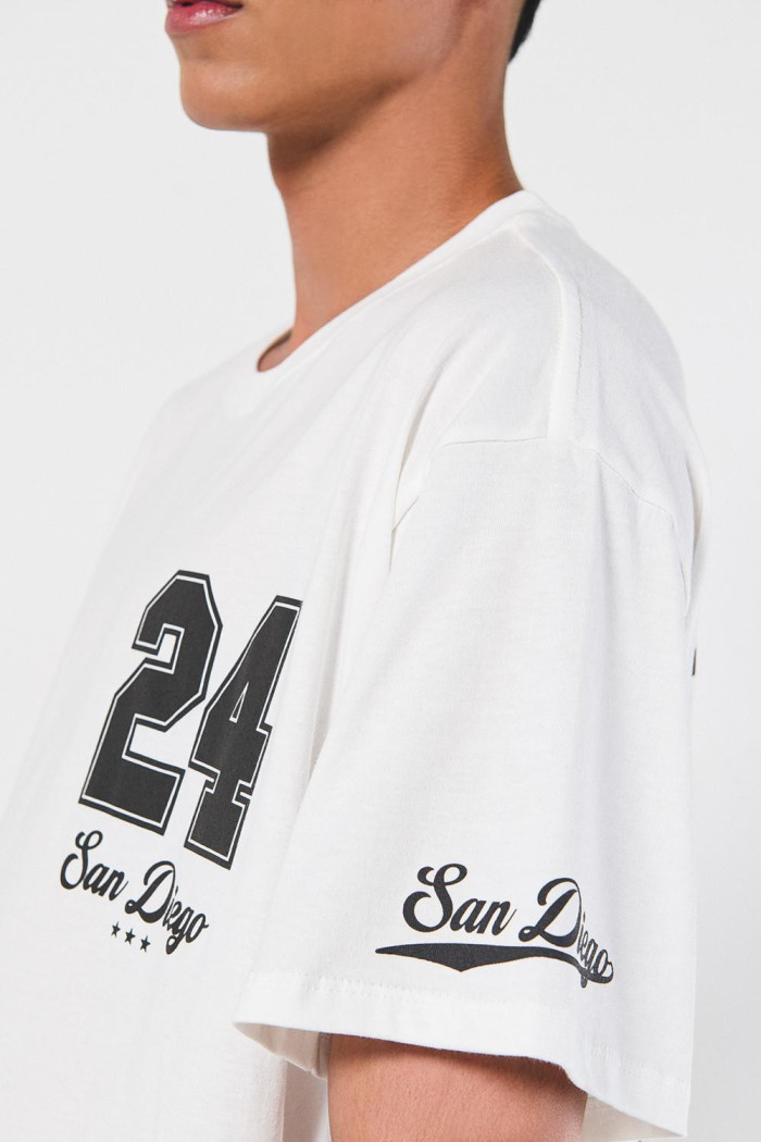 Camiseta crema oversize manga corta con diseños college