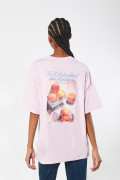 Camiseta oversize rosada con diseño frutal artístico