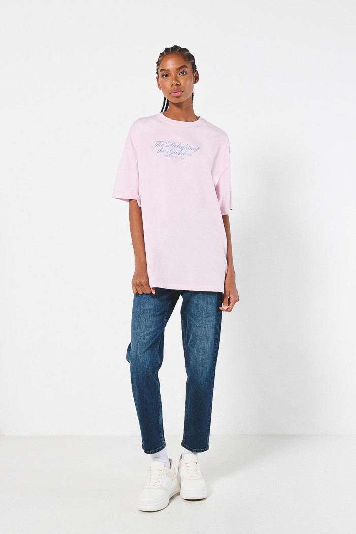 Camiseta oversize rosada con diseño frutal artístico