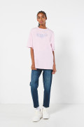 Camiseta oversize rosada con diseño frutal artístico