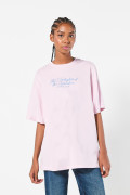 Camiseta oversize rosada con diseño frutal artístico