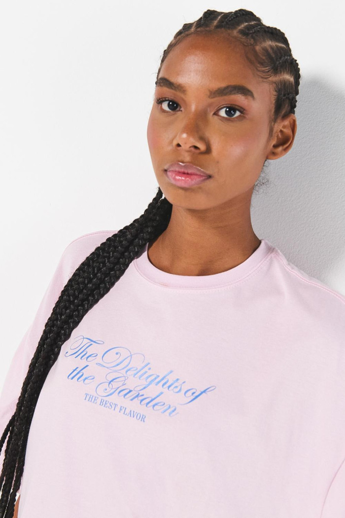 Camiseta oversize rosada con diseño frutal artístico