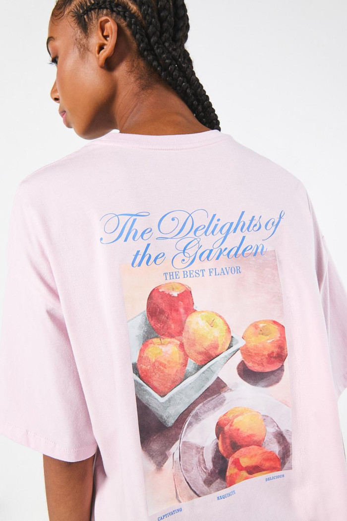 Camiseta oversize rosada con diseño frutal artístico