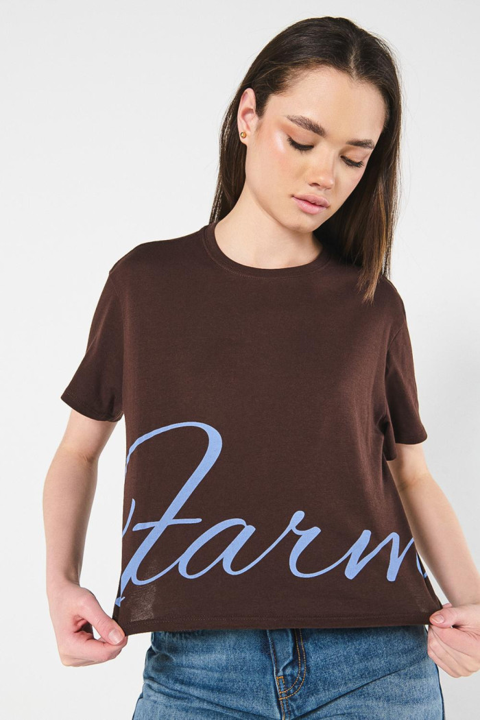 Camiseta café oscura crop top con texto azul en frente
