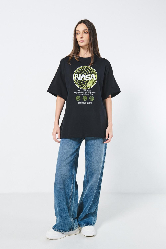 Camiseta negra de NASA oversize con manga corta