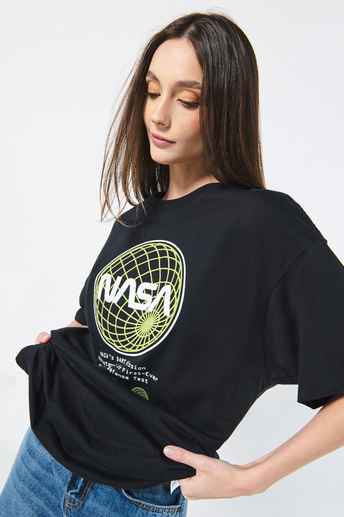 Camiseta negra de NASA oversize con manga corta