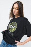 Camiseta negra de NASA oversize con manga corta