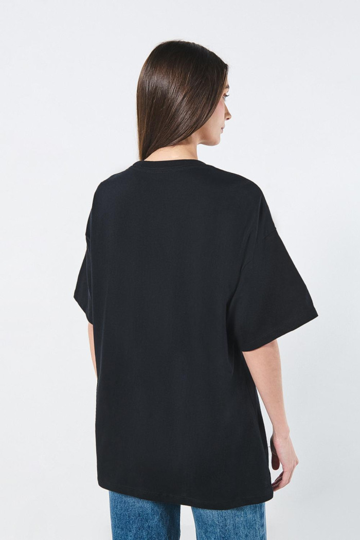 Camiseta negra de NASA oversize con manga corta
