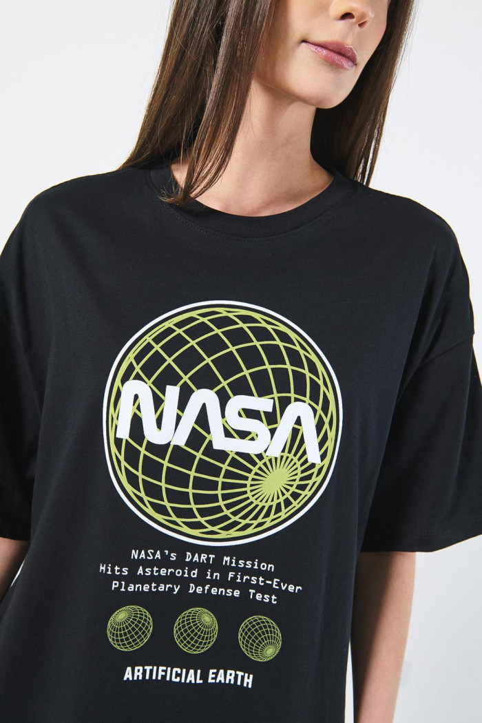 Camiseta negra de NASA oversize con manga corta