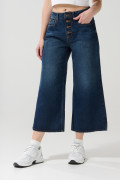 Jean azul oscuro culotte con bota ancha corta y tiro alto