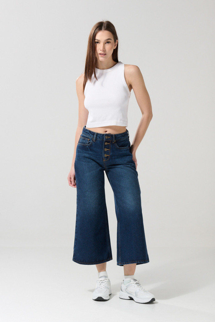 Jean azul oscuro culotte con bota ancha corta y tiro alto