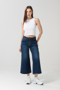 Jean azul oscuro culotte con bota ancha corta y tiro alto
