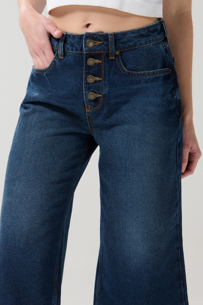 Jean azul oscuro culotte con bota ancha corta y tiro alto