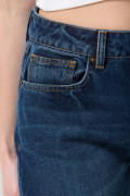 Jean azul oscuro culotte con bota ancha corta y tiro alto