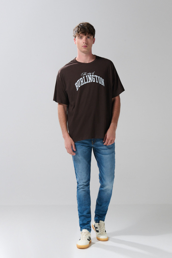Camiseta unicolor oversize manga corta con arte college