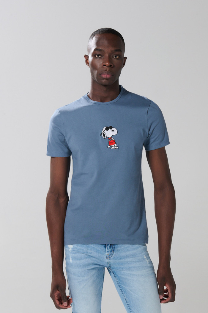 Camiseta cuello redondo unicolor con arte de Snoopy