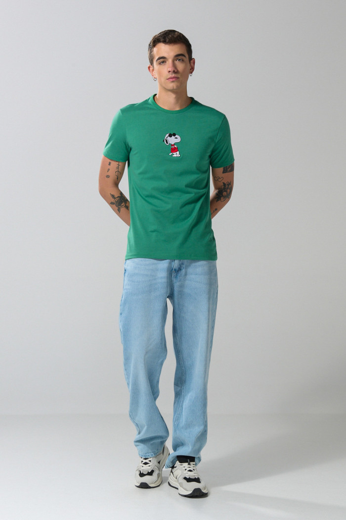 Camiseta cuello redondo unicolor con arte de Snoopy