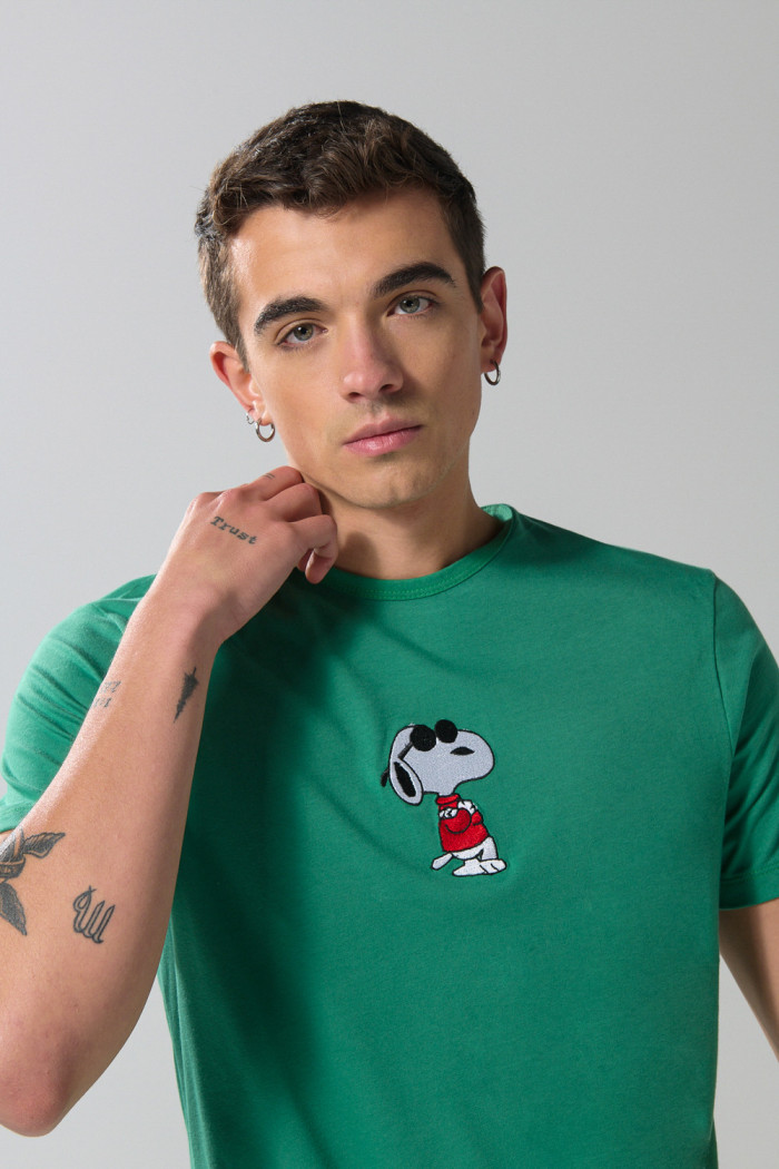 Camiseta cuello redondo unicolor con arte de Snoopy