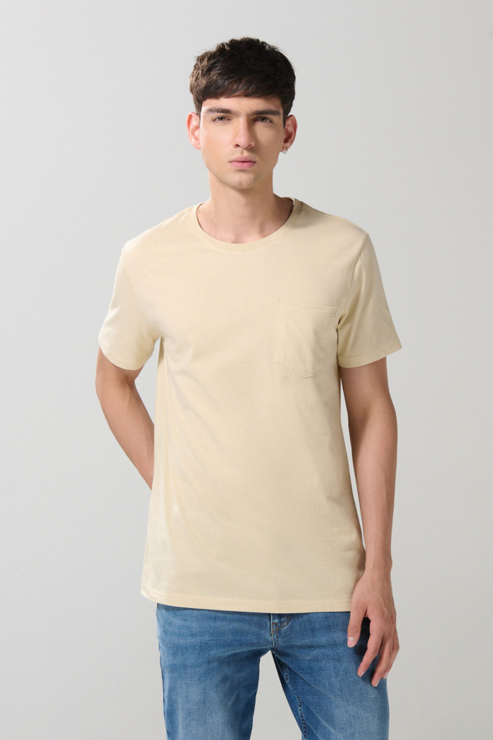 Camiseta en algodón unicolor con bolsillo y manga corta