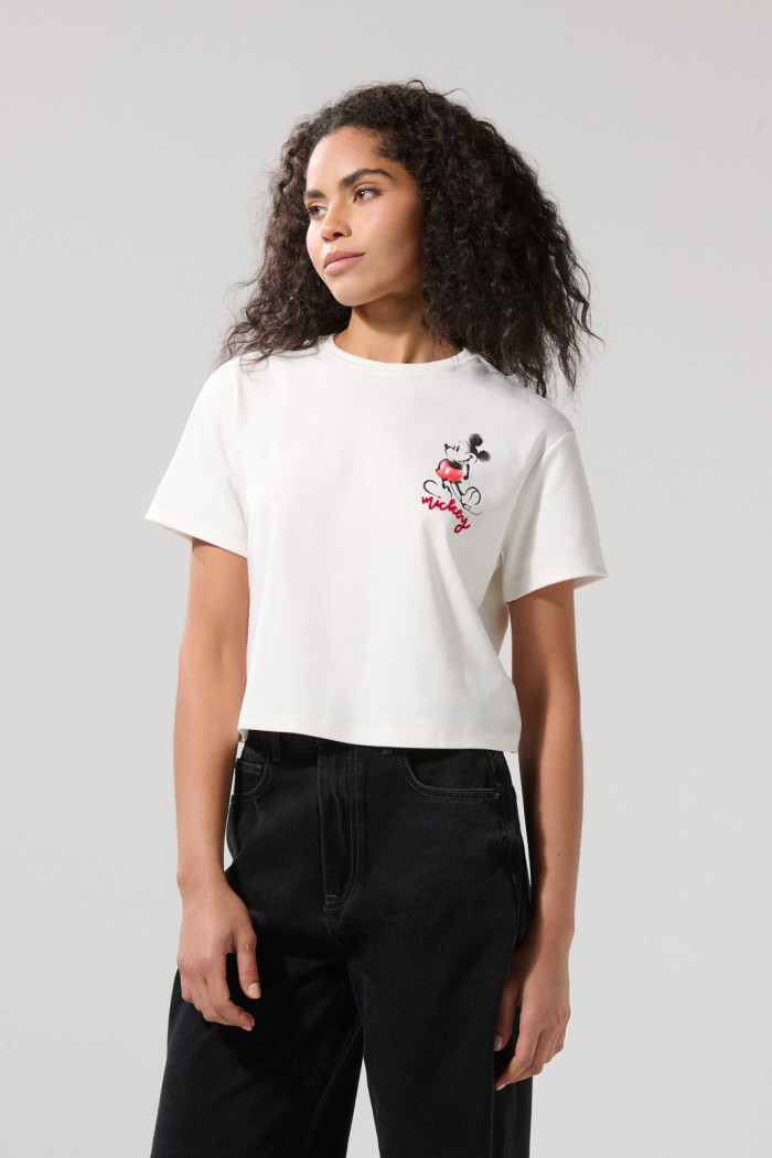 Camiseta crop top crema clara con diseño de Mickey