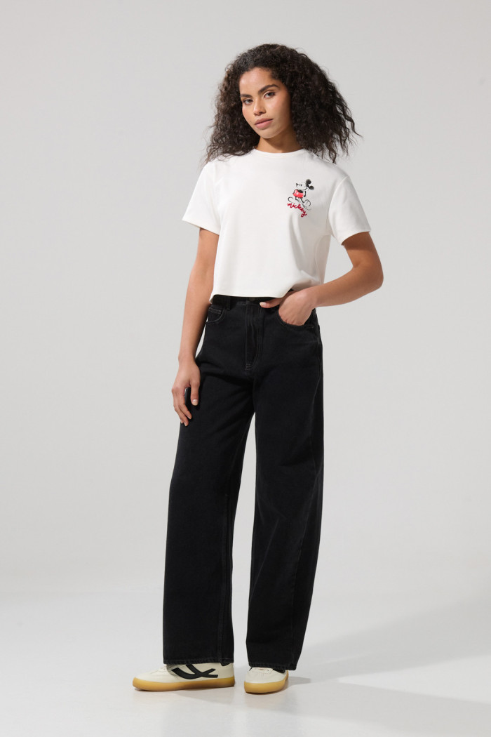 Camiseta crop top crema clara con diseño de Mickey
