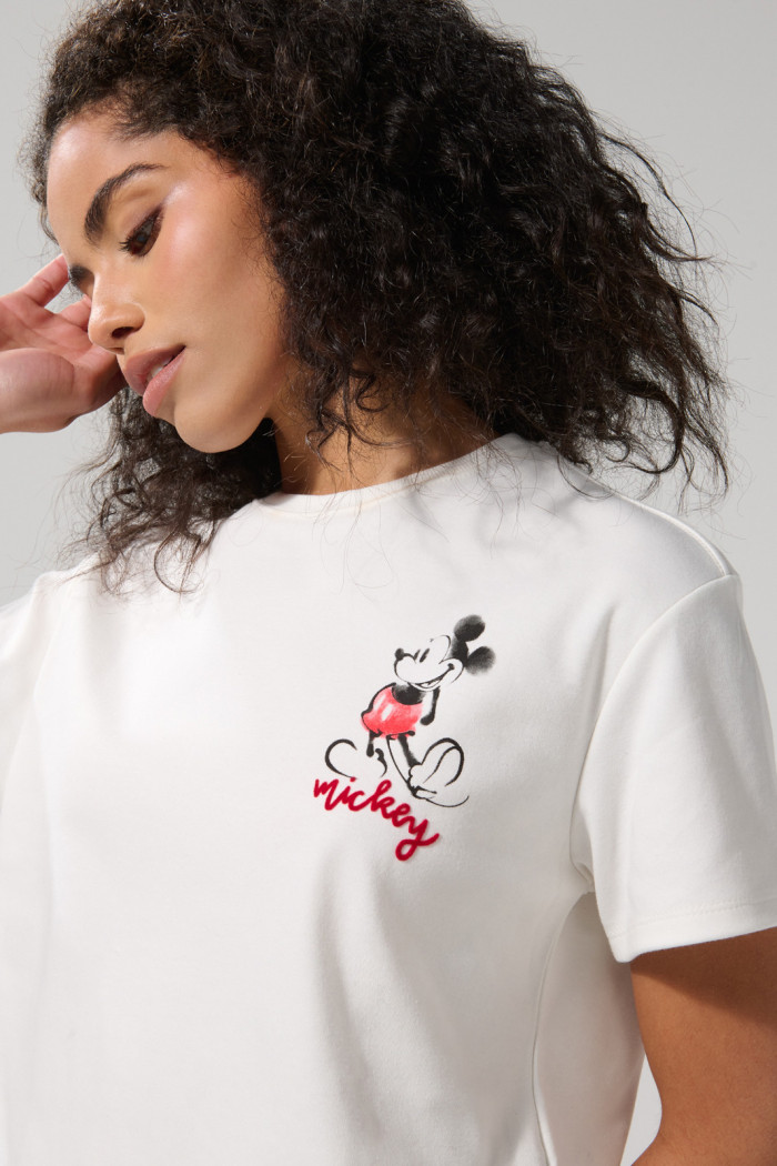 Camiseta crop top crema clara con diseño de Mickey