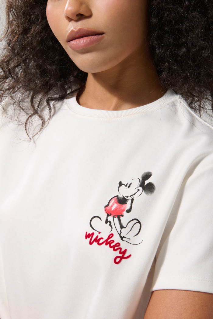 Camiseta crop top crema clara con diseño de Mickey