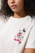 Camiseta crop top crema clara con diseño de Mickey