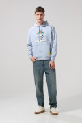 Buzo con capota azul claro y arte de Snoopy
