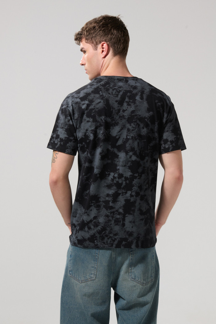 Camiseta negra tie dye de Nightmare Before Christmas