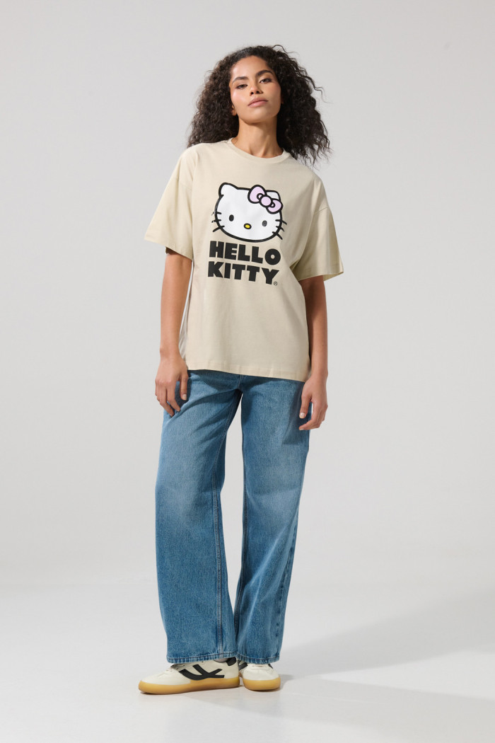 Camiseta kaki oversize manga corta con arte de Hello Kitty