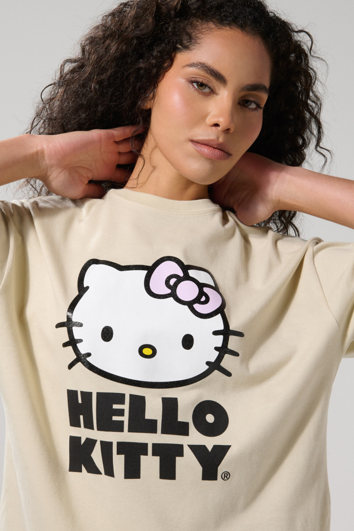 Camiseta kaki oversize manga corta con arte de Hello Kitty