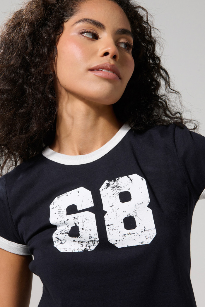 Camiseta college azul intensa con contrastes y manga corta