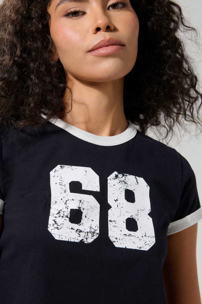 Camiseta college azul intensa con contrastes y manga corta