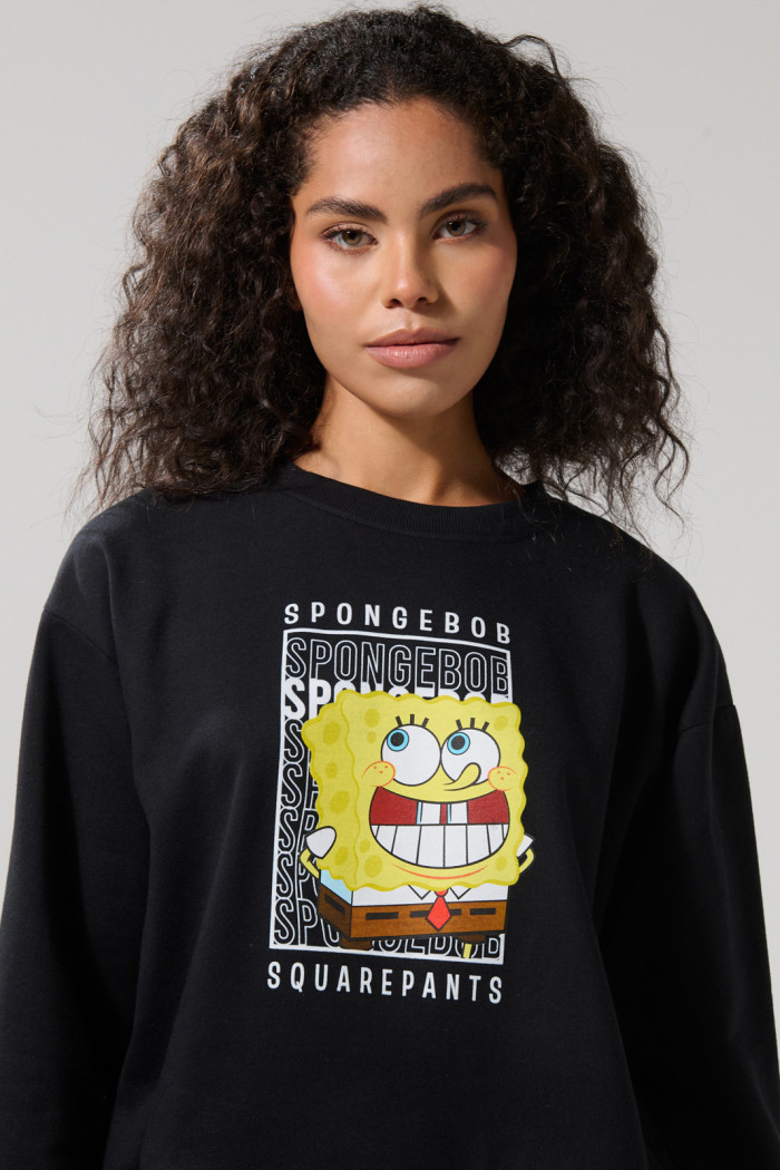 Buzo negro cuello redondo con estampado de Bob Esponja