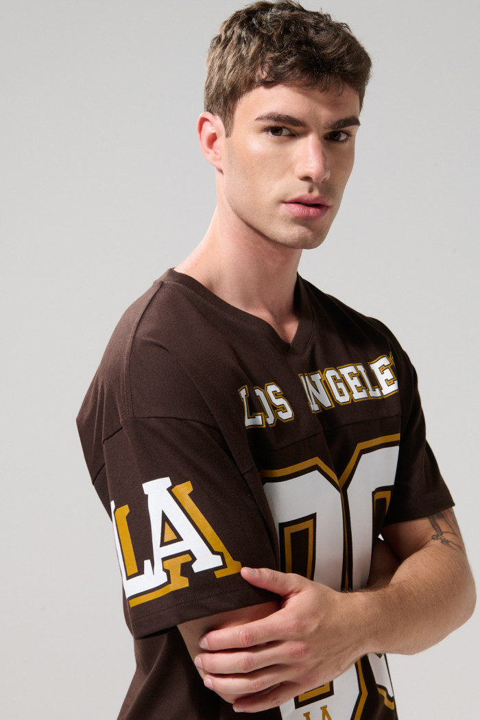Camiseta café oscura cuello V con diseños college