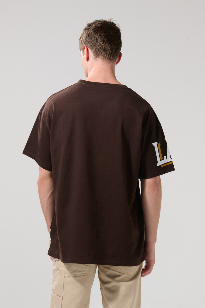 Camiseta café oscura cuello V con diseños college