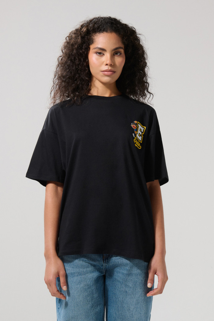 Camiseta cuello redondo negra con diseño de Plaza Sésamo
